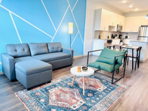 Entire Apartment, King Bed, Pets Allowed, 15 Min to Parks, Resort-Style Amenities